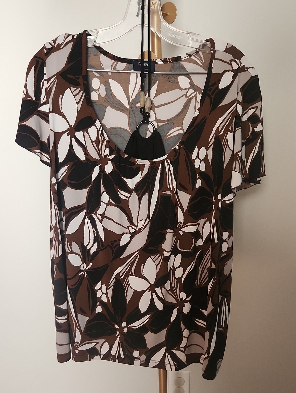 Reitmans Brown and White Floral Scoop Neck Short Sleeve Top with Pendant